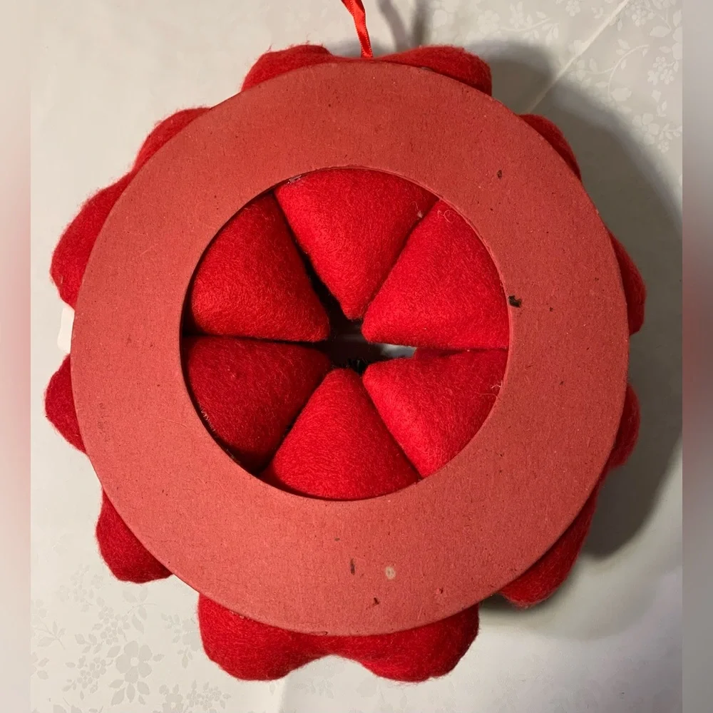NWOT Wreath: NOEL Writing, Fabric Tartan Stuffed Hearts, Pine, Poinsettia